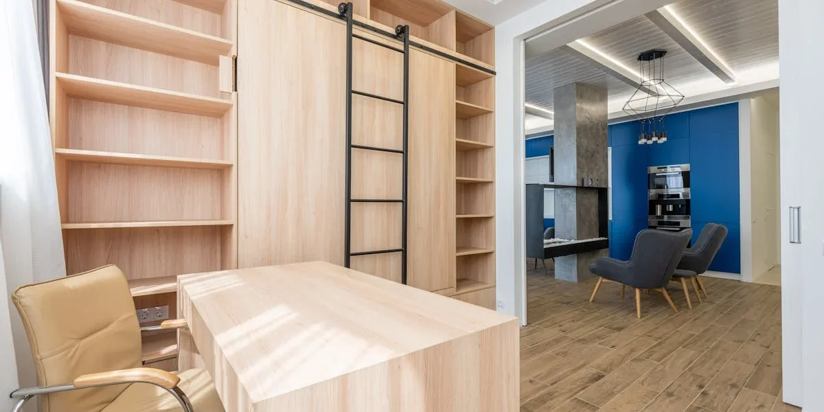 Maßmöbel für das Bad, die Küche und andere Räume Jetzt erfreuen sich hochwertige Maßmöbel wachsender Beliebtheit. Kein Wunder! Sie sind eine platzsparende Lösung, die sich an jeden Raum hervorragend anpassen lassen. Im Fall, wenn Sie einen Einbauschrank für eine Nische oder eine Dachschräge suchen, ist ein Möbelstück nach Maß die beste Option. Es gibt viele erfahrene Produzenten, die ihren Kunden auch Küchenmöbel und Einbauschränke aus hochwertigen Materialien offerieren. Unabhängig davon, ob Sie Küchenmöbel, Schränke zum Einbauen oder Möbel für das Badezimmer suchen, Sie können sich für Produkte nach Maß entscheiden, die ohne irgendwelche Zweifel in zahlreichen Stilen angeboten werden. Seit langem sind Möbel für die Küche außergewöhnlich populär. Maßgeschneiderte Schränke und Arbeitsflächen bedeuten in der Praxis, dass sich der Raum gut verwenden lässt. Individuell angepasste Schubladen, Regale und Schränke bieten nicht nur mehr Stauraum, aber machen den üblichen Gebrauch dieses Raums bequemer. Renommierte Firmen sind echt flexibel – sie bieten den Bestellern Maßmöbel aus vielen Materialien an. Viele Anhänger haben auch individuelle angepasste Einbauschränke, die eine gute Lösung darstellen, im Fall, wenn Sie mehr Stauraum in Ihrem Haus benötigen. Moderne Einbauschränke können auf Ihren Wunsch mit Schubladen, Regalen, Kleiderstangen oder integrierter Beleuchtung ausgestattet werden – dadurch lassen sie sich an die Bedürfnisse des Käufers persönlich anpassen. Ein Schrank zum Einbauen kann sowohl eine bestimmte Wand entlang als auch in einer ziemlich kleinen Nische montiert werden. Badezimmer sind meistens vergleichsweise klein. Daher sollte man die Wahl der Möbel für diesen Raum ausführlich bedenken. Maßmöbel für das Badezimmer ermöglichen eine komfortable Raumnutzung, indem sie zum Beisiele unter dem Waschbecken, in Ecken oder Nischen mehr Stauraum gestalten. Bei der Wahl von neuen Badezimmermöbeln nach Maß sollten Sie auf wasserbeständige Materialien setzen – solche Möbelstücke können eine hervorragende Investition sein. Zu oft gewählten Losungen gehören: Schränke mit Spiegeln, praktische Regale oder integrierte Schubladen. Ferner kann man sich auch für eine zusätzliche Beleuchtung in einem Badezimmerschrank entscheiden – auf diese Art und Weise verbessern Sie Ihren Komfort im Badezimmer. Aus welchem Grund sind maßgeschneiderte Möbel nicht nur im privaten, sondern auch im gewerblichen Sektor so beliebt? Bei der Produktion von Möbeln nach Maß berücksichtigen Produzenten Ihre individuellen Vorstellungen. Egal, ob Sie moderne oder stark verzierte Möbel auswählen wollen, können Sie Schränke und andere Möbelstücke bestellen, die Ihren Wünschen völlig entsprechen. Unterschiedliche Materialien, interessante Designs, sorgfältige Verarbeitung – das sind tatsächlich wichtige Argumente für maßgeschneiderte Möbel direkt vom Produzenten. Bei Möbeln nach Maß handelt es sich um exklusive Lösungen, deren Qualität in der Regel höher als bei fertigen Produkten ist. Deswegen lassen sie sich jahrelang verwenden.