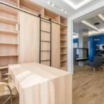 Maßmöbel für das Bad, die Küche und andere Räume Jetzt erfreuen sich hochwertige Maßmöbel wachsender Beliebtheit. Kein Wunder! Sie sind eine platzsparende Lösung, die sich an jeden Raum hervorragend anpassen lassen. Im Fall, wenn Sie einen Einbauschrank für eine Nische oder eine Dachschräge suchen, ist ein Möbelstück nach Maß die beste Option. Es gibt viele erfahrene Produzenten, die ihren Kunden auch Küchenmöbel und Einbauschränke aus hochwertigen Materialien offerieren. Unabhängig davon, ob Sie Küchenmöbel, Schränke zum Einbauen oder Möbel für das Badezimmer suchen, Sie können sich für Produkte nach Maß entscheiden, die ohne irgendwelche Zweifel in zahlreichen Stilen angeboten werden. Seit langem sind Möbel für die Küche außergewöhnlich populär. Maßgeschneiderte Schränke und Arbeitsflächen bedeuten in der Praxis, dass sich der Raum gut verwenden lässt. Individuell angepasste Schubladen, Regale und Schränke bieten nicht nur mehr Stauraum, aber machen den üblichen Gebrauch dieses Raums bequemer. Renommierte Firmen sind echt flexibel – sie bieten den Bestellern Maßmöbel aus vielen Materialien an. Viele Anhänger haben auch individuelle angepasste Einbauschränke, die eine gute Lösung darstellen, im Fall, wenn Sie mehr Stauraum in Ihrem Haus benötigen. Moderne Einbauschränke können auf Ihren Wunsch mit Schubladen, Regalen, Kleiderstangen oder integrierter Beleuchtung ausgestattet werden – dadurch lassen sie sich an die Bedürfnisse des Käufers persönlich anpassen. Ein Schrank zum Einbauen kann sowohl eine bestimmte Wand entlang als auch in einer ziemlich kleinen Nische montiert werden. Badezimmer sind meistens vergleichsweise klein. Daher sollte man die Wahl der Möbel für diesen Raum ausführlich bedenken. Maßmöbel für das Badezimmer ermöglichen eine komfortable Raumnutzung, indem sie zum Beisiele unter dem Waschbecken, in Ecken oder Nischen mehr Stauraum gestalten. Bei der Wahl von neuen Badezimmermöbeln nach Maß sollten Sie auf wasserbeständige Materialien setzen – solche Möbelstücke können eine hervorragende Investition sein. Zu oft gewählten Losungen gehören: Schränke mit Spiegeln, praktische Regale oder integrierte Schubladen. Ferner kann man sich auch für eine zusätzliche Beleuchtung in einem Badezimmerschrank entscheiden – auf diese Art und Weise verbessern Sie Ihren Komfort im Badezimmer. Aus welchem Grund sind maßgeschneiderte Möbel nicht nur im privaten, sondern auch im gewerblichen Sektor so beliebt? Bei der Produktion von Möbeln nach Maß berücksichtigen Produzenten Ihre individuellen Vorstellungen. Egal, ob Sie moderne oder stark verzierte Möbel auswählen wollen, können Sie Schränke und andere Möbelstücke bestellen, die Ihren Wünschen völlig entsprechen. Unterschiedliche Materialien, interessante Designs, sorgfältige Verarbeitung – das sind tatsächlich wichtige Argumente für maßgeschneiderte Möbel direkt vom Produzenten. Bei Möbeln nach Maß handelt es sich um exklusive Lösungen, deren Qualität in der Regel höher als bei fertigen Produkten ist. Deswegen lassen sie sich jahrelang verwenden.