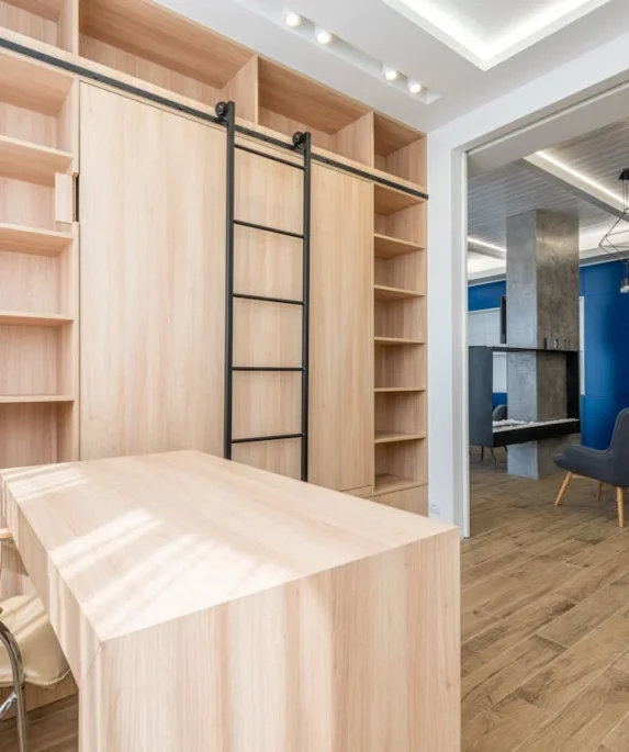 Maßmöbel für das Bad, die Küche und andere Räume Jetzt erfreuen sich hochwertige Maßmöbel wachsender Beliebtheit. Kein Wunder! Sie sind eine platzsparende Lösung, die sich an jeden Raum hervorragend anpassen lassen. Im Fall, wenn Sie einen Einbauschrank für eine Nische oder eine Dachschräge suchen, ist ein Möbelstück nach Maß die beste Option. Es gibt viele erfahrene Produzenten, die ihren Kunden auch Küchenmöbel und Einbauschränke aus hochwertigen Materialien offerieren. Unabhängig davon, ob Sie Küchenmöbel, Schränke zum Einbauen oder Möbel für das Badezimmer suchen, Sie können sich für Produkte nach Maß entscheiden, die ohne irgendwelche Zweifel in zahlreichen Stilen angeboten werden. Seit langem sind Möbel für die Küche außergewöhnlich populär. Maßgeschneiderte Schränke und Arbeitsflächen bedeuten in der Praxis, dass sich der Raum gut verwenden lässt. Individuell angepasste Schubladen, Regale und Schränke bieten nicht nur mehr Stauraum, aber machen den üblichen Gebrauch dieses Raums bequemer. Renommierte Firmen sind echt flexibel – sie bieten den Bestellern Maßmöbel aus vielen Materialien an. Viele Anhänger haben auch individuelle angepasste Einbauschränke, die eine gute Lösung darstellen, im Fall, wenn Sie mehr Stauraum in Ihrem Haus benötigen. Moderne Einbauschränke können auf Ihren Wunsch mit Schubladen, Regalen, Kleiderstangen oder integrierter Beleuchtung ausgestattet werden – dadurch lassen sie sich an die Bedürfnisse des Käufers persönlich anpassen. Ein Schrank zum Einbauen kann sowohl eine bestimmte Wand entlang als auch in einer ziemlich kleinen Nische montiert werden. Badezimmer sind meistens vergleichsweise klein. Daher sollte man die Wahl der Möbel für diesen Raum ausführlich bedenken. Maßmöbel für das Badezimmer ermöglichen eine komfortable Raumnutzung, indem sie zum Beisiele unter dem Waschbecken, in Ecken oder Nischen mehr Stauraum gestalten. Bei der Wahl von neuen Badezimmermöbeln nach Maß sollten Sie auf wasserbeständige Materialien setzen – solche Möbelstücke können eine hervorragende Investition sein. Zu oft gewählten Losungen gehören: Schränke mit Spiegeln, praktische Regale oder integrierte Schubladen. Ferner kann man sich auch für eine zusätzliche Beleuchtung in einem Badezimmerschrank entscheiden – auf diese Art und Weise verbessern Sie Ihren Komfort im Badezimmer. Aus welchem Grund sind maßgeschneiderte Möbel nicht nur im privaten, sondern auch im gewerblichen Sektor so beliebt? Bei der Produktion von Möbeln nach Maß berücksichtigen Produzenten Ihre individuellen Vorstellungen. Egal, ob Sie moderne oder stark verzierte Möbel auswählen wollen, können Sie Schränke und andere Möbelstücke bestellen, die Ihren Wünschen völlig entsprechen. Unterschiedliche Materialien, interessante Designs, sorgfältige Verarbeitung – das sind tatsächlich wichtige Argumente für maßgeschneiderte Möbel direkt vom Produzenten. Bei Möbeln nach Maß handelt es sich um exklusive Lösungen, deren Qualität in der Regel höher als bei fertigen Produkten ist. Deswegen lassen sie sich jahrelang verwenden.